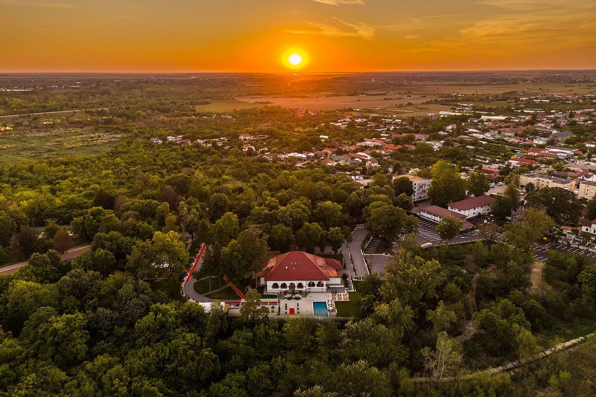 O locație istorică, înconjurată de natură